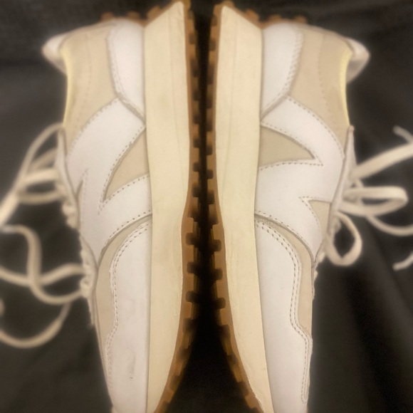 New Balance 327 - Picture 2 of 10